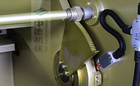 ZDS-450采用高精度刀片間隙調(diào)節(jié)齒輪，經(jīng)過淬火高硬度又耐磨，表面鍍鋅不生銹，長年累月使用依然有很高的調(diào)節(jié)精度.jpg