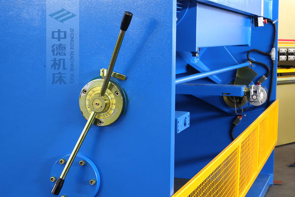 ZDSK-1632剪板機刀片間隙手動調(diào)節(jié)器，刻度清淅，調(diào)節(jié)省力又簡便.jpg