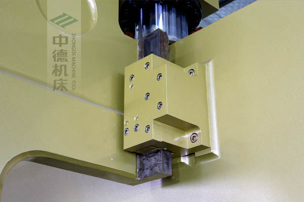 ZDP-20050加厚型滑塊導(dǎo)軌，強(qiáng)有力的保持滑塊間隙，有效減少工作時(shí)的抖動(dòng).jpg