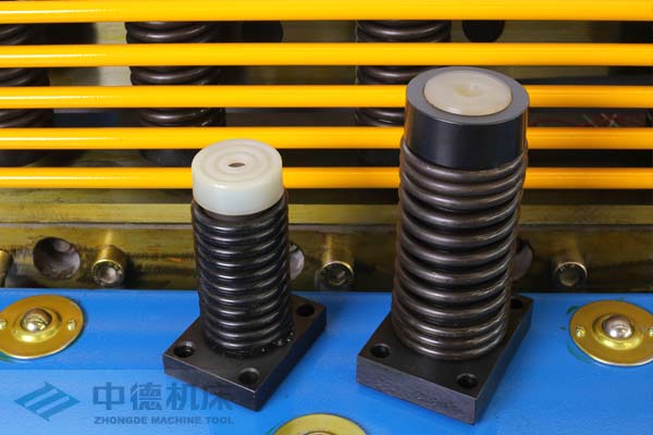 ZDS-1632采用高品質(zhì)壓料油缸，不滲油不會在板材表面留有油污.jpg