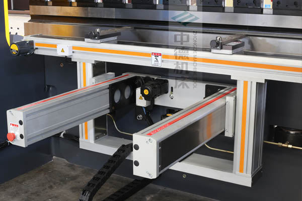 ZDPE10025-4+1軸全封套加強(qiáng)型鋁合金后檔料系統(tǒng)，內(nèi)有成套滾珠絲桿和直線導(dǎo)軌，精度高速度快噪音低.jpg
