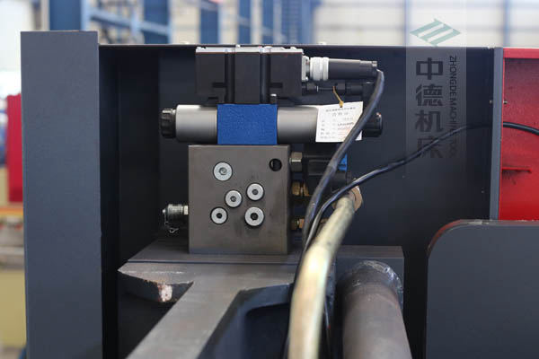 ZDPE10025采用進(jìn)口液壓系統(tǒng)，穩(wěn)定無故障，耐高溫高壓，持久工作精度高.jpg
