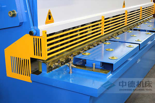 ZDS-432剪板機進料口，安全防護，進料無阻，又能直接觀看到燈光對線的剪切位置.jpg