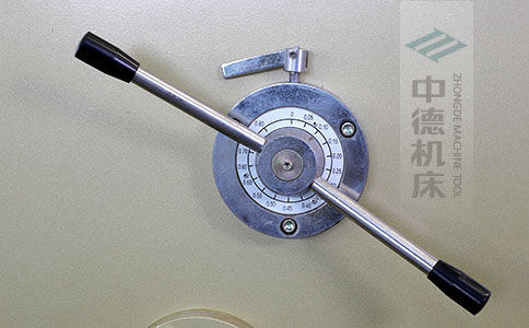 ZDS-1032剪板機(jī)刀片間隙手動(dòng)調(diào)節(jié)器，刻度清淅，調(diào)節(jié)省力又簡(jiǎn)便.jpg