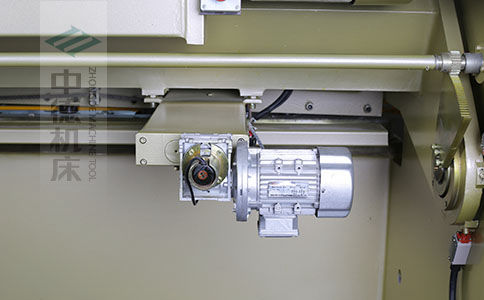 ZDS-1032剪板機(jī)后檔料結(jié)構(gòu)，平行度高，并采用國(guó)內(nèi)一流品牌軸承，耐磨抗壓壽命長(zhǎng).jpg